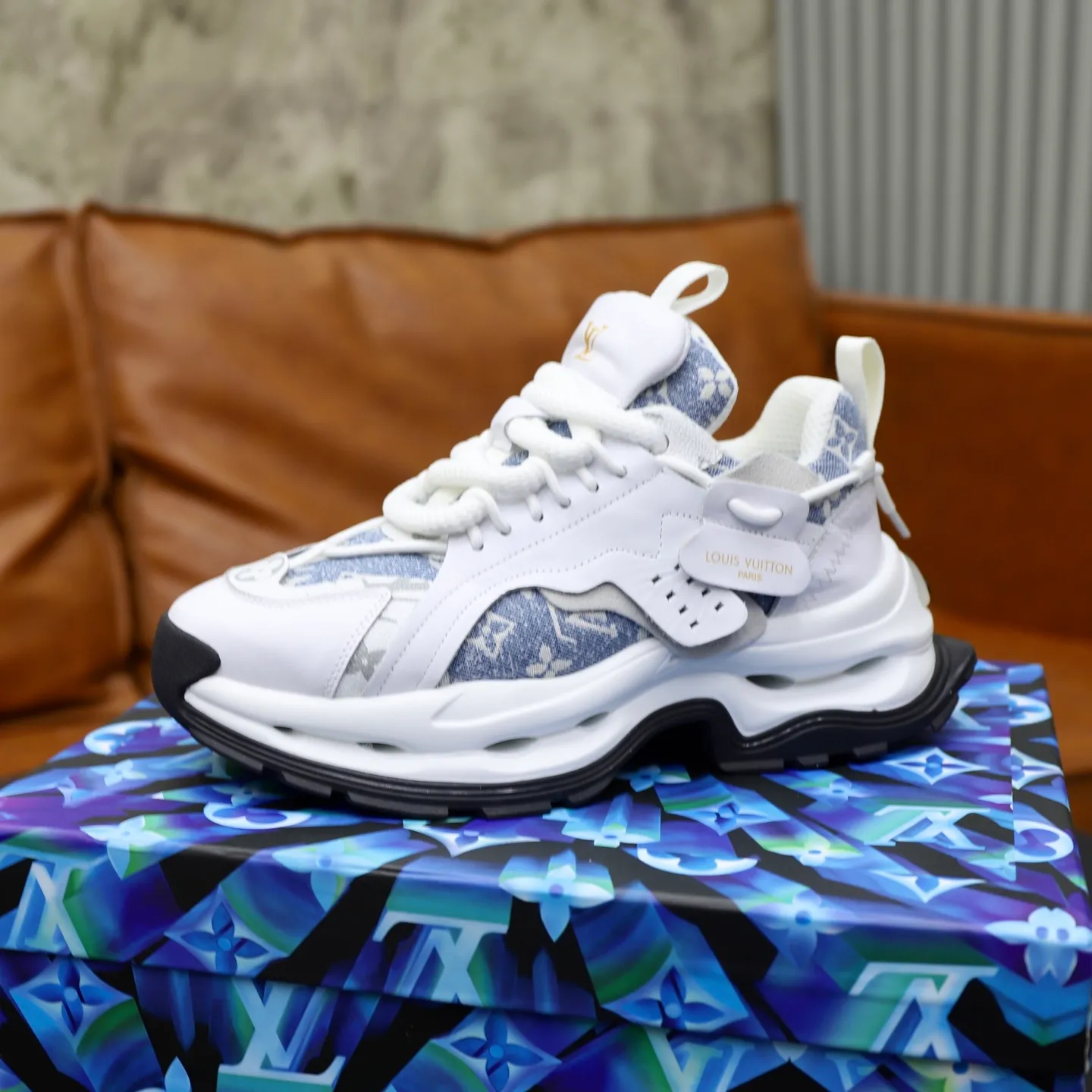 Ex-factory price: 600💰【LV】Louis Vuitton is a high-end brand of men's shoes, new model on the market, top luxury brand, the latest fashionable casual men's shoes, a trendy and versatile style, relaxed and sporty, with calfskin upper and ultra-fine workmanship. The original personalized fashionable rubber wear-resistant outsole is light and comfortable on the foot. Code number: 39-44 (45, 46 customized)